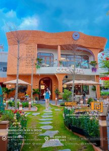 Dự án Decor Mặt Tiền Trọn Gói COOKCU TEA tại Bắc Ninh được Kim Cúc Art Design trực tiếp khảo sát, lên ý tưởng, thiết kế và thi công hoàn thiện. Công trình bao gồm biển hiệu Alu cao cấp, chữ nổi Mica xuyên sáng, hệ thống đèn LED, trang trí mặt tiền và nhận diện thương hiệu đồng bộ. Giải pháp thi công giúp cửa hàng nổi bật cả ban ngày và ban đêm, tăng khả năng thu hút khách hàng và nâng cao hình ảnh thương hiệu.