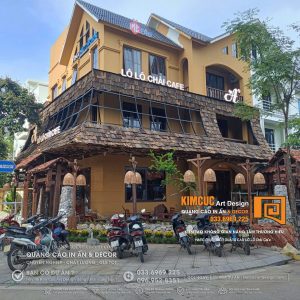 hi công biển quảng cáo Lô Lô Chải Cafe bằng chữ nổi, biển hiệu gỗ do Kim Cúc Art thiết kế và thi công, phong cách Rustic mang đậm nét văn hóa vùng cao.